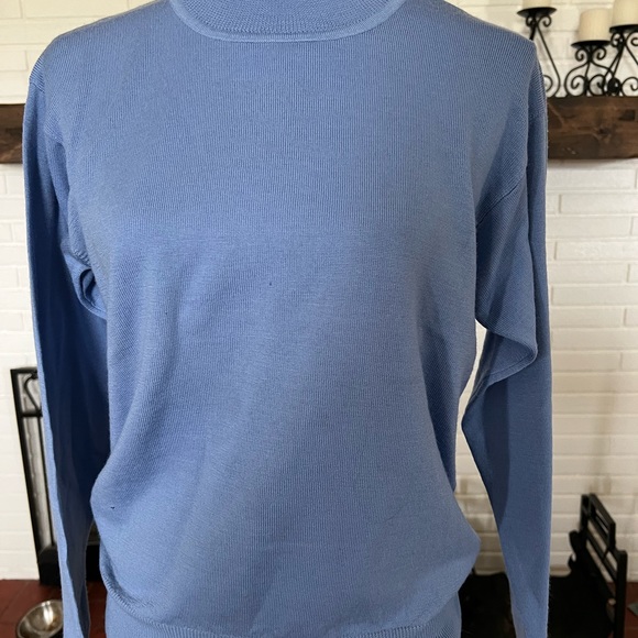 Bloomingdale's Sweaters - NWT Bloomingdale’s Sutton Studio turtleneck sweater. Lightweight.
